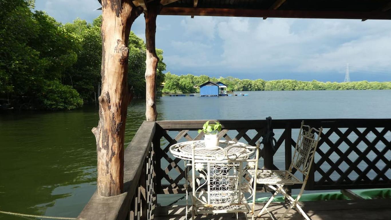 Bakau Hijau Riverlodge - Hostel