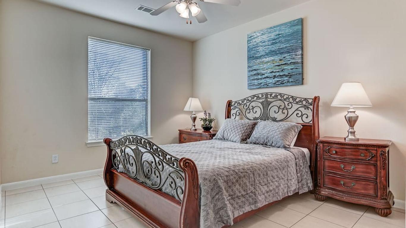Villa Laverne 3 Bed Room Suite Furnished Condos