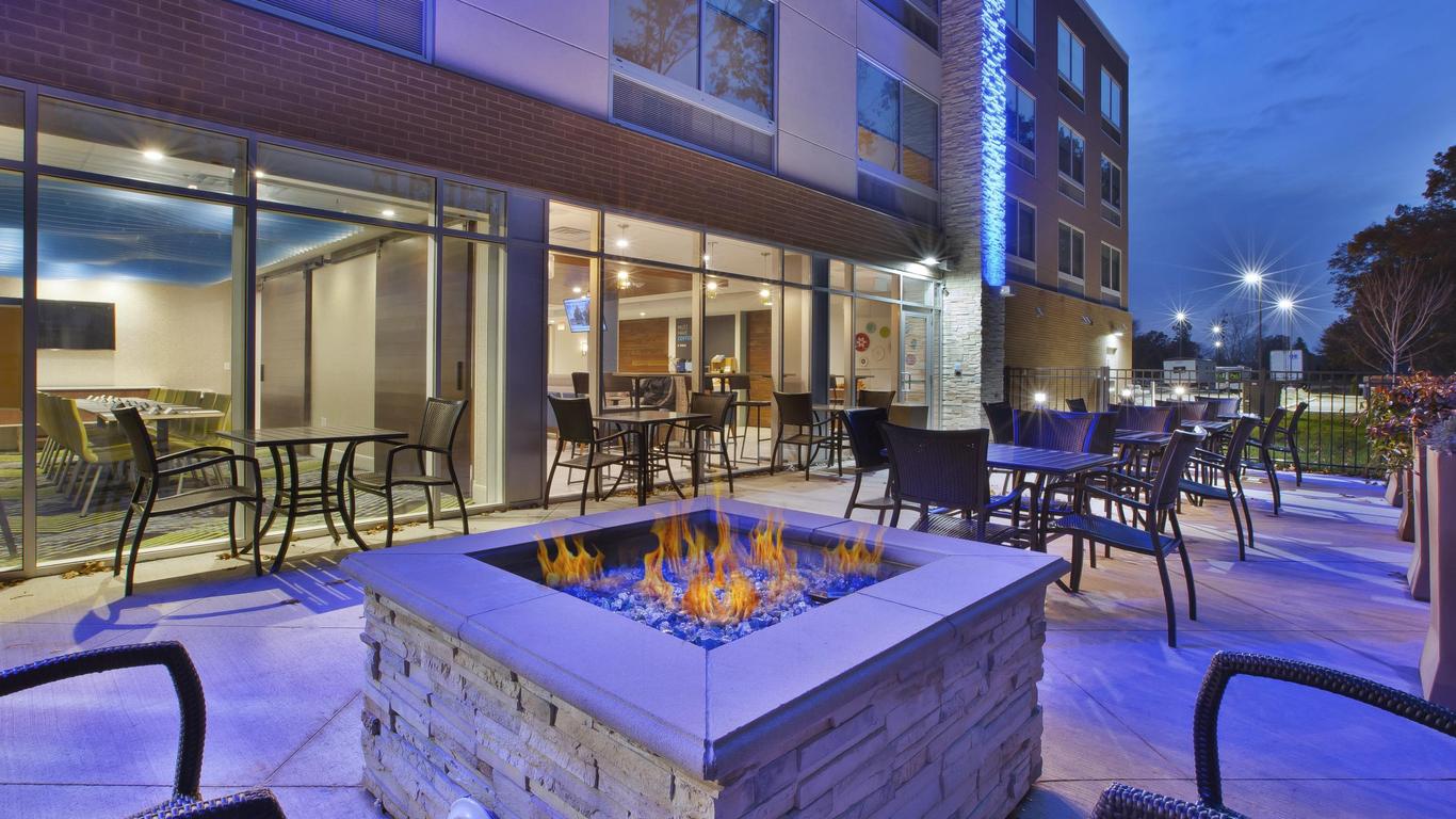 Holiday Inn Express & Suites Grand Rapids - Airport North