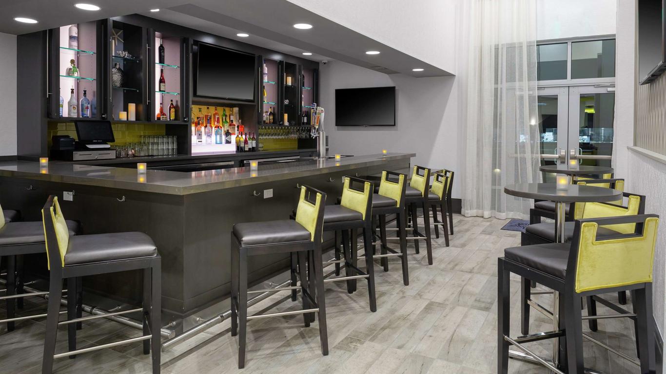 Hampton Inn & Suites Irvine/Orange County Airport