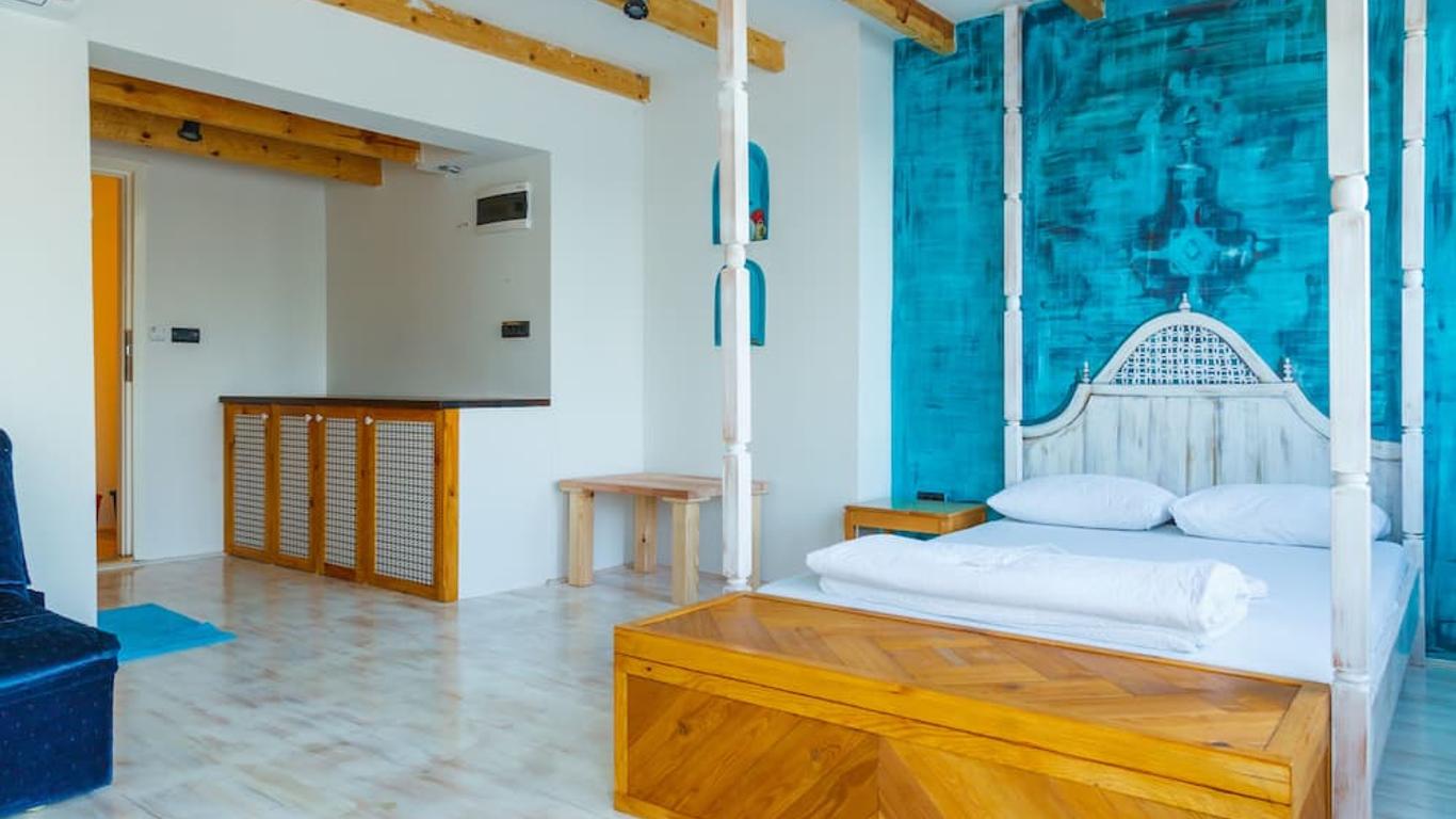 Arkabarka Floating Hostel