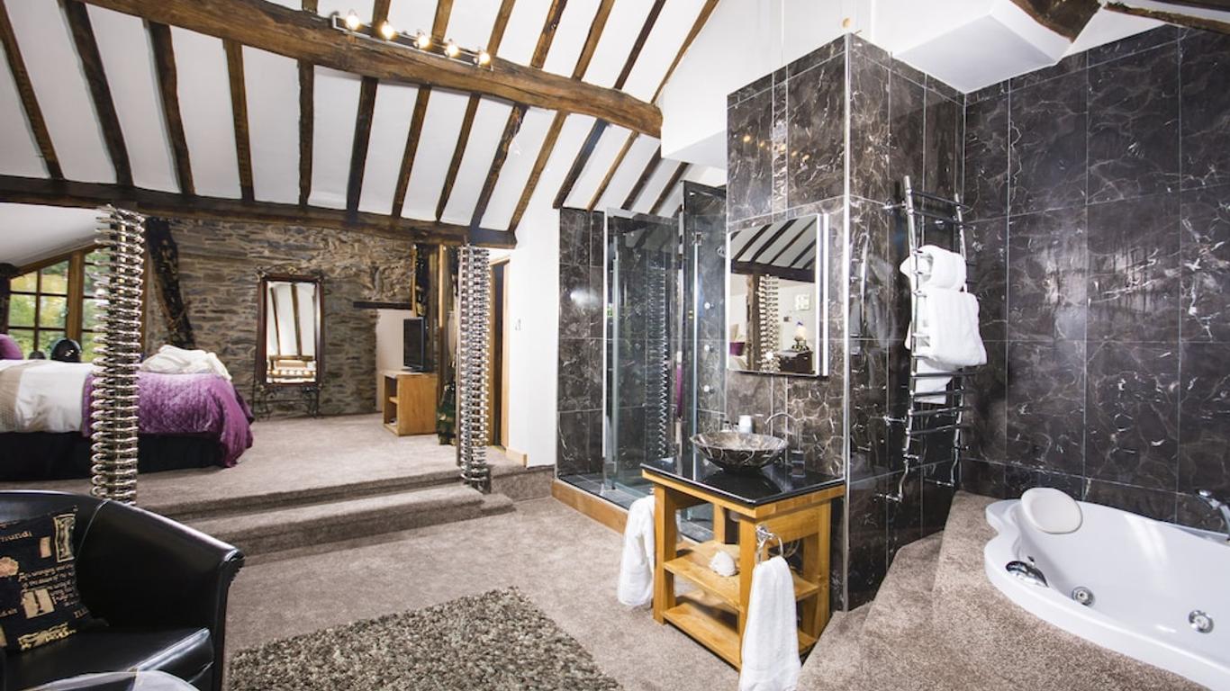 Self Catering Accommodation, Cornerstones, 16th Century Luxury House overlooking the River