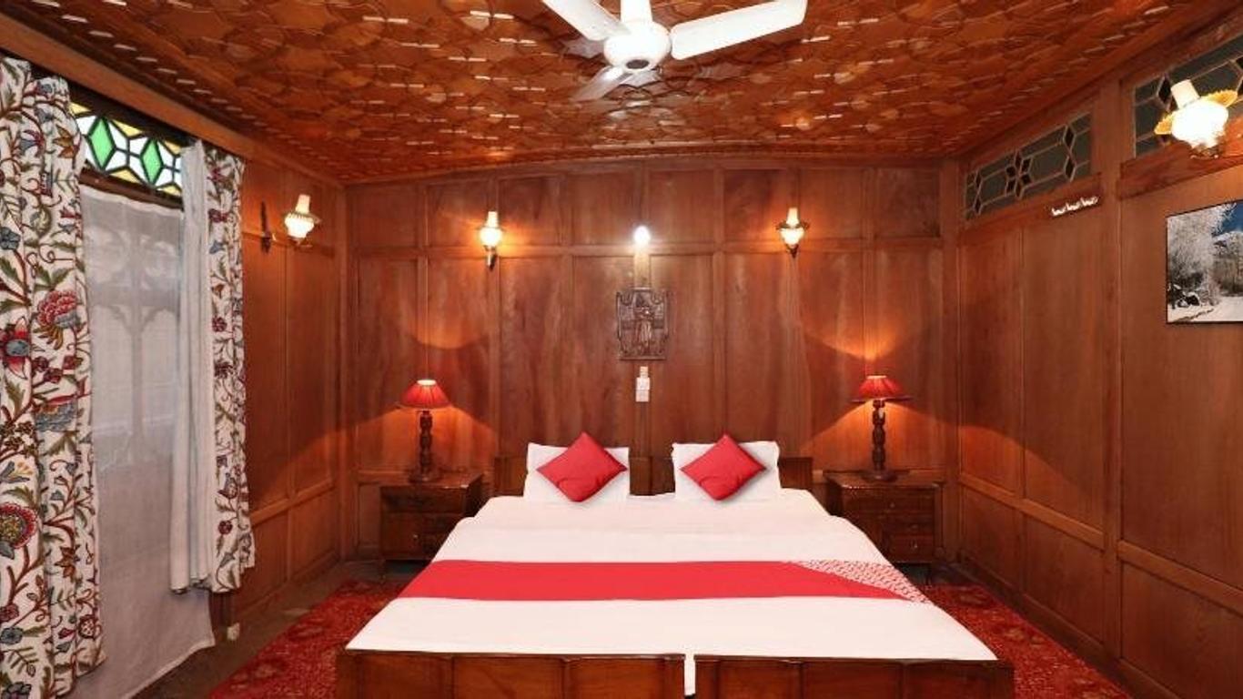 Royal Dandoo Palace of Houseboat