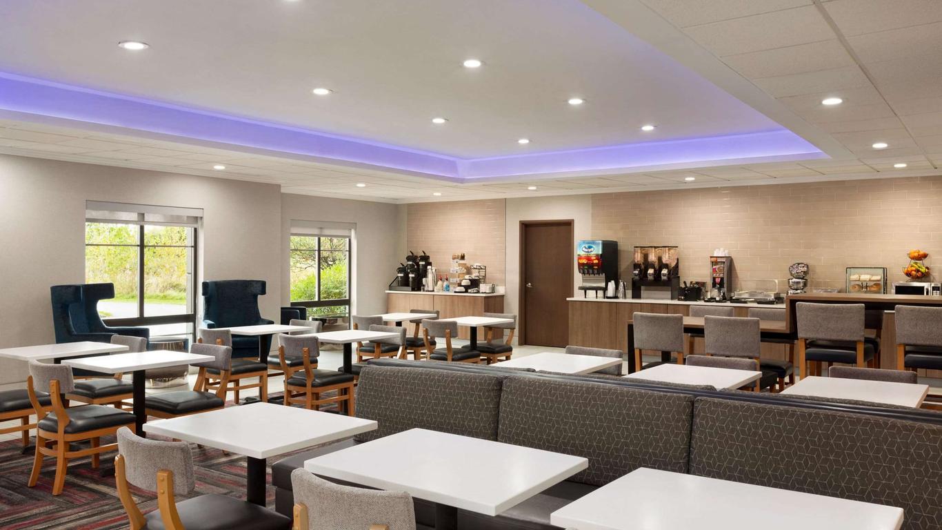 La Quinta Inn & Suites by Wyndham Lackawanna