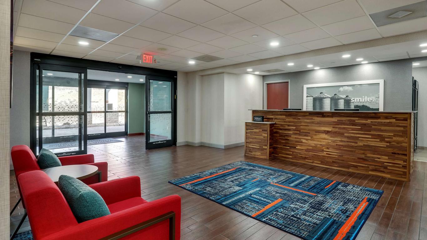 Hampton Inn & Suites St. Louis-Edwardsville