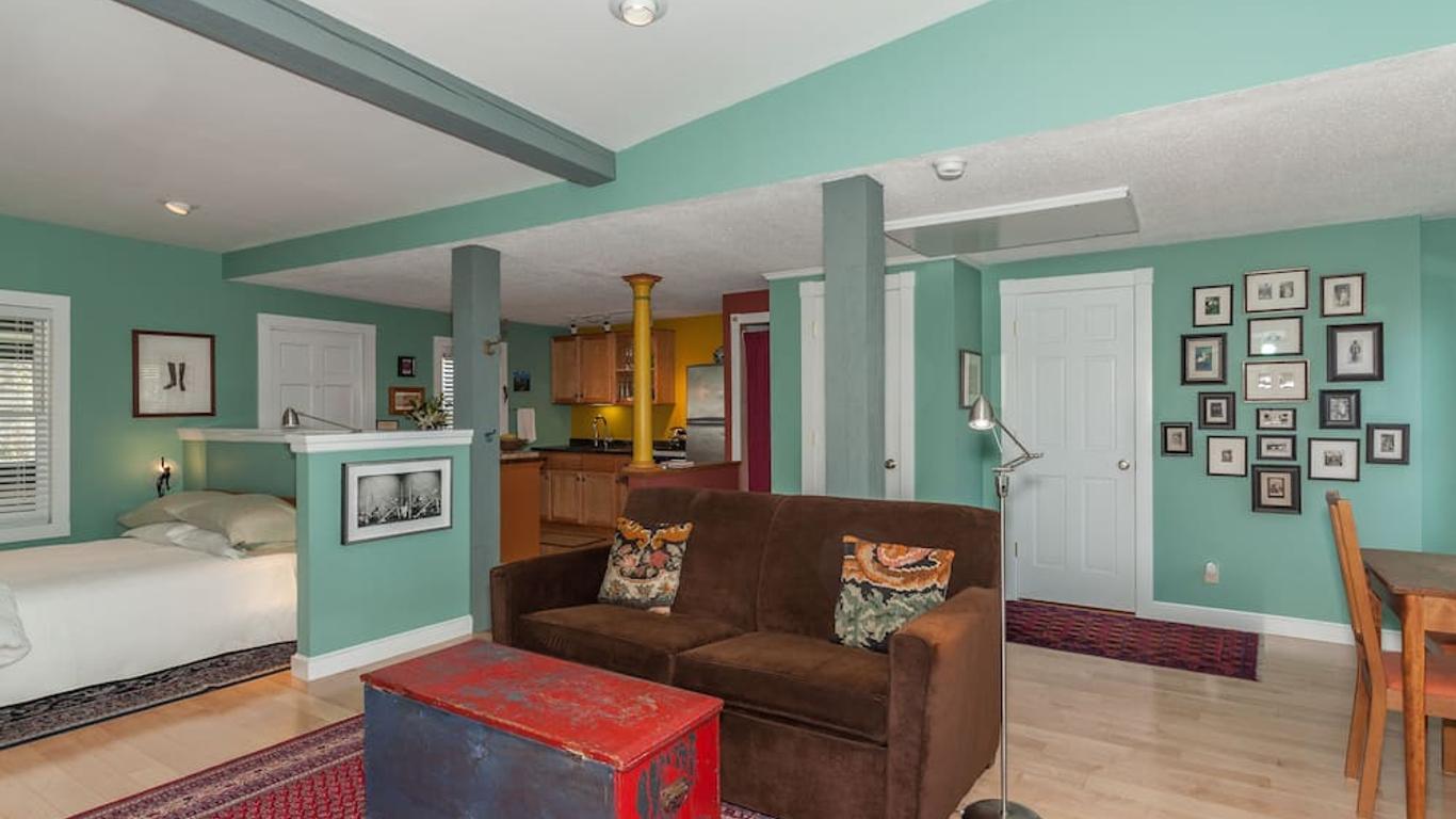 Artfully furnished guest house