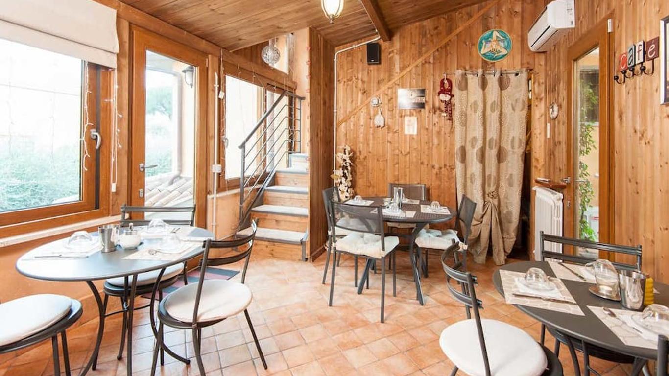 Aurelia Garden Gold Bed & Breakfast
