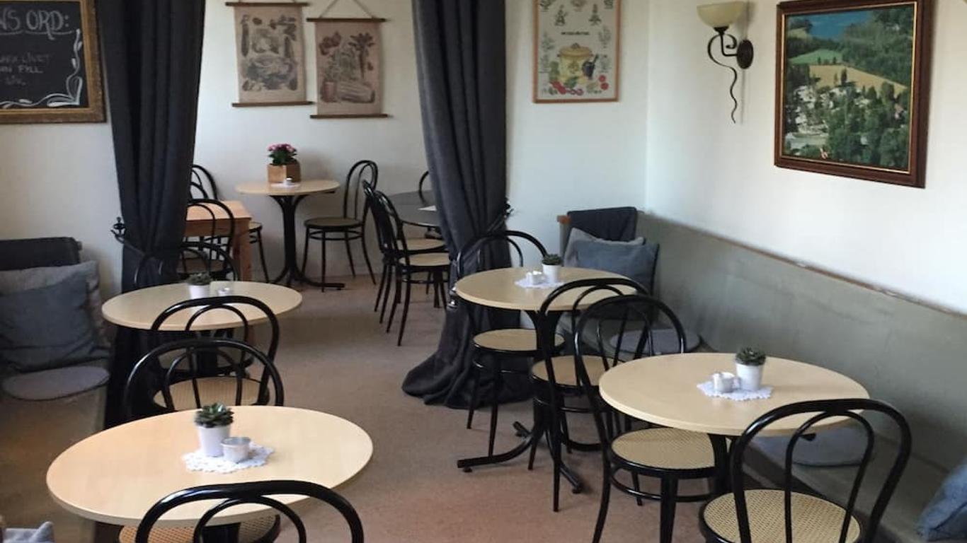 Vänhems Cafe & Vandrarhem