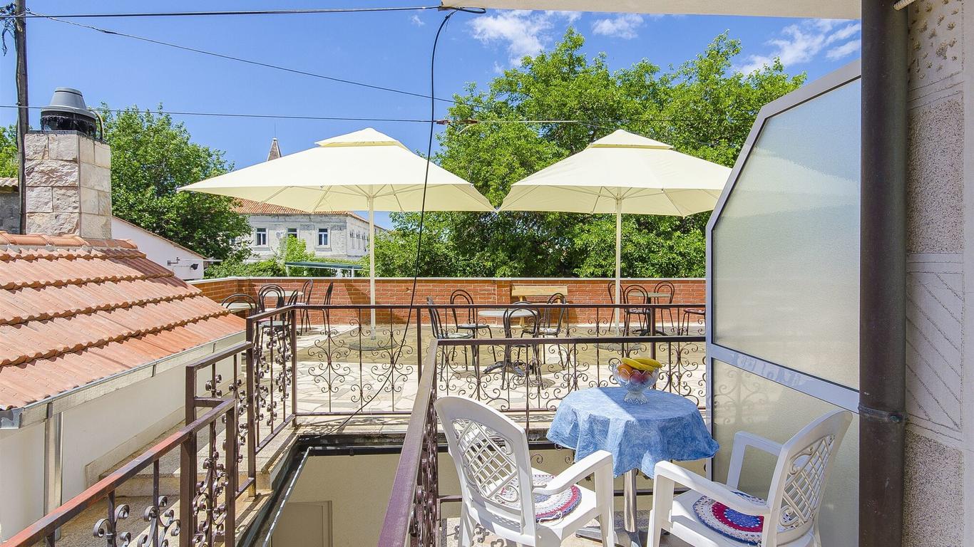 Apartments And Rooms Iva