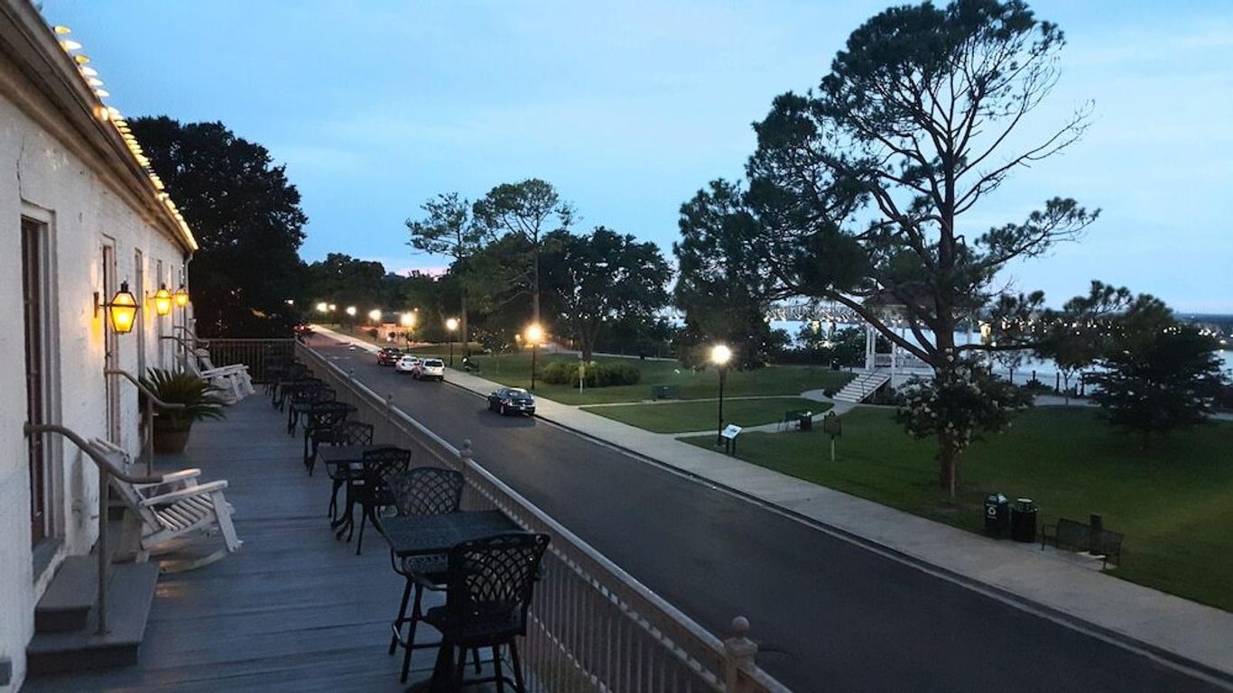 Bowie's Tavern - Restaurant & Bar & Inn