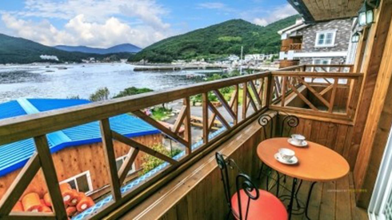 Geojae Beach Maru Pension