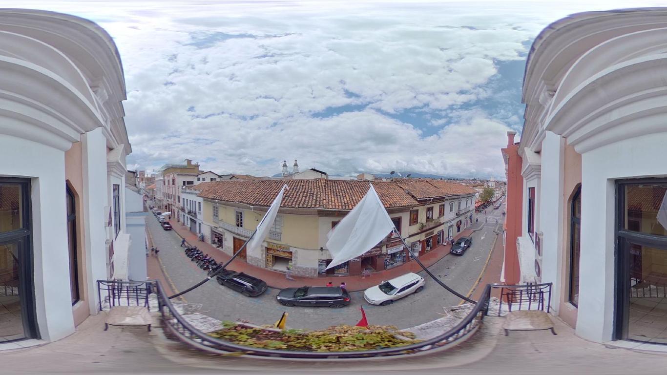 Hotel 4 Mundos