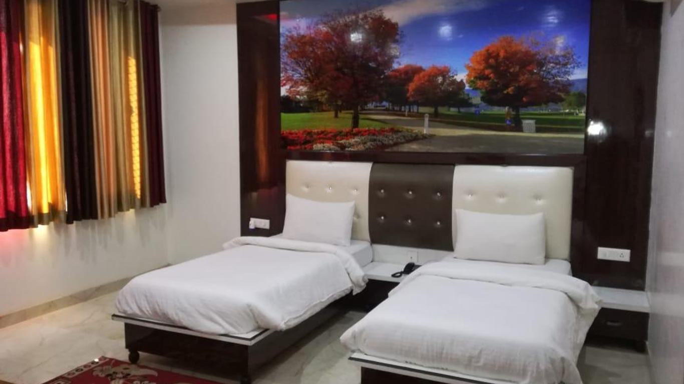 Hotel Dhanraj Palace