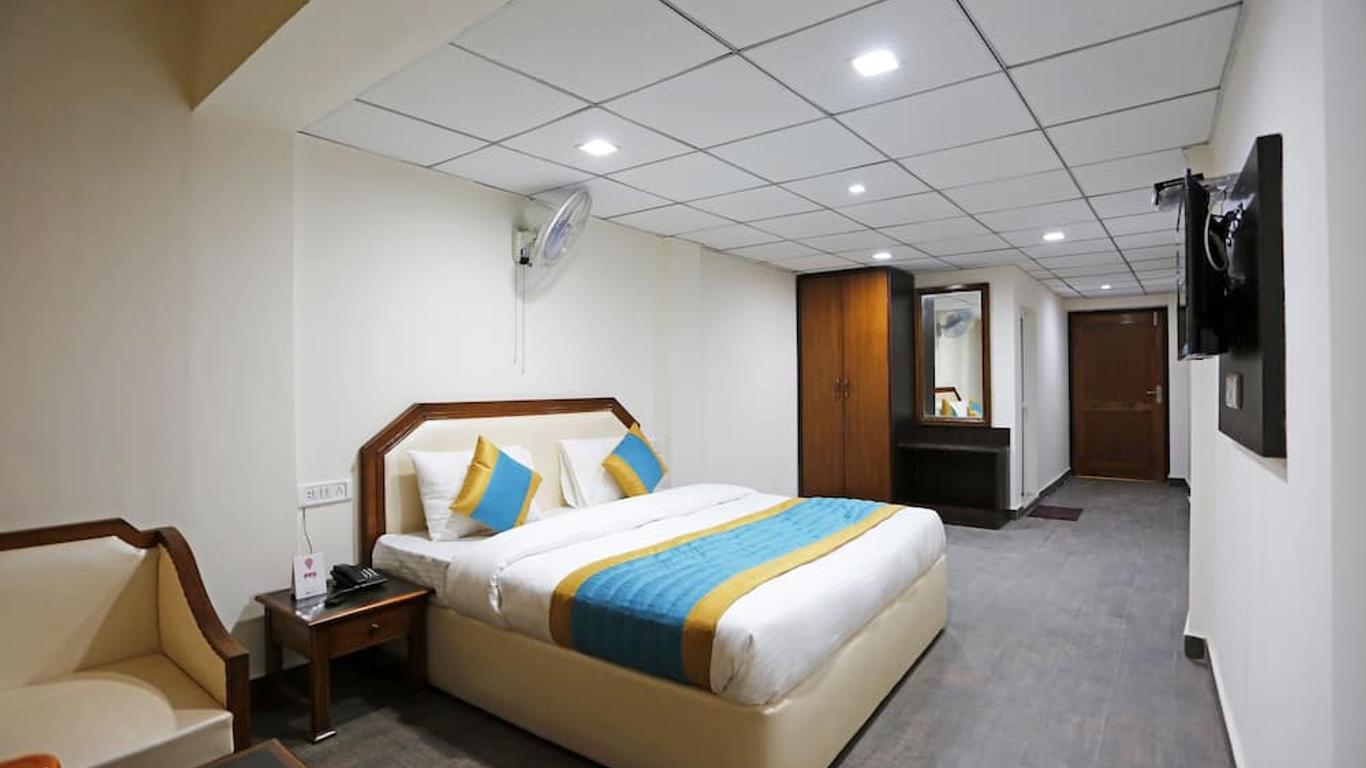 OYO 8989 Hotel Raj