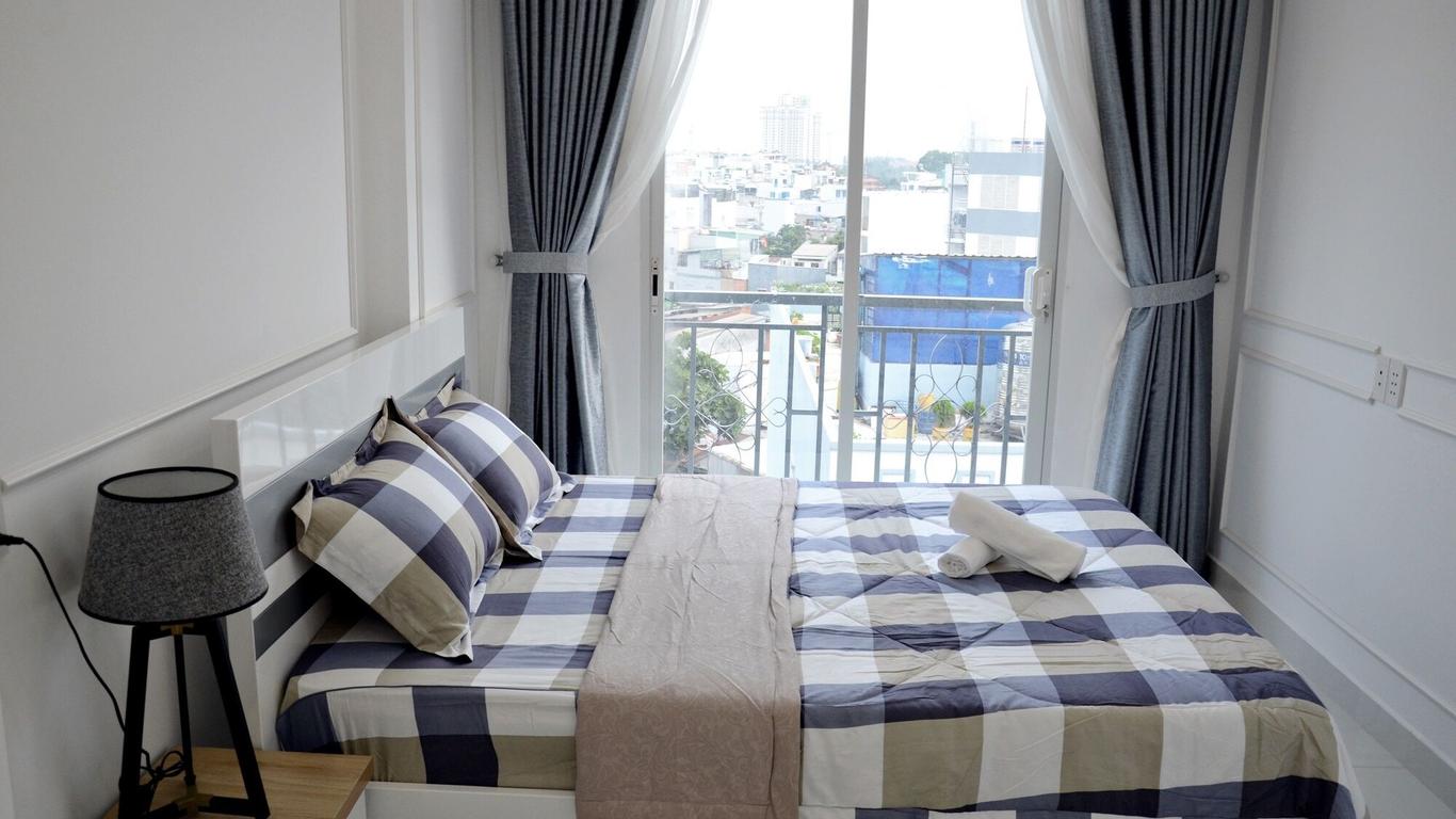 Smiley Apartment 8
