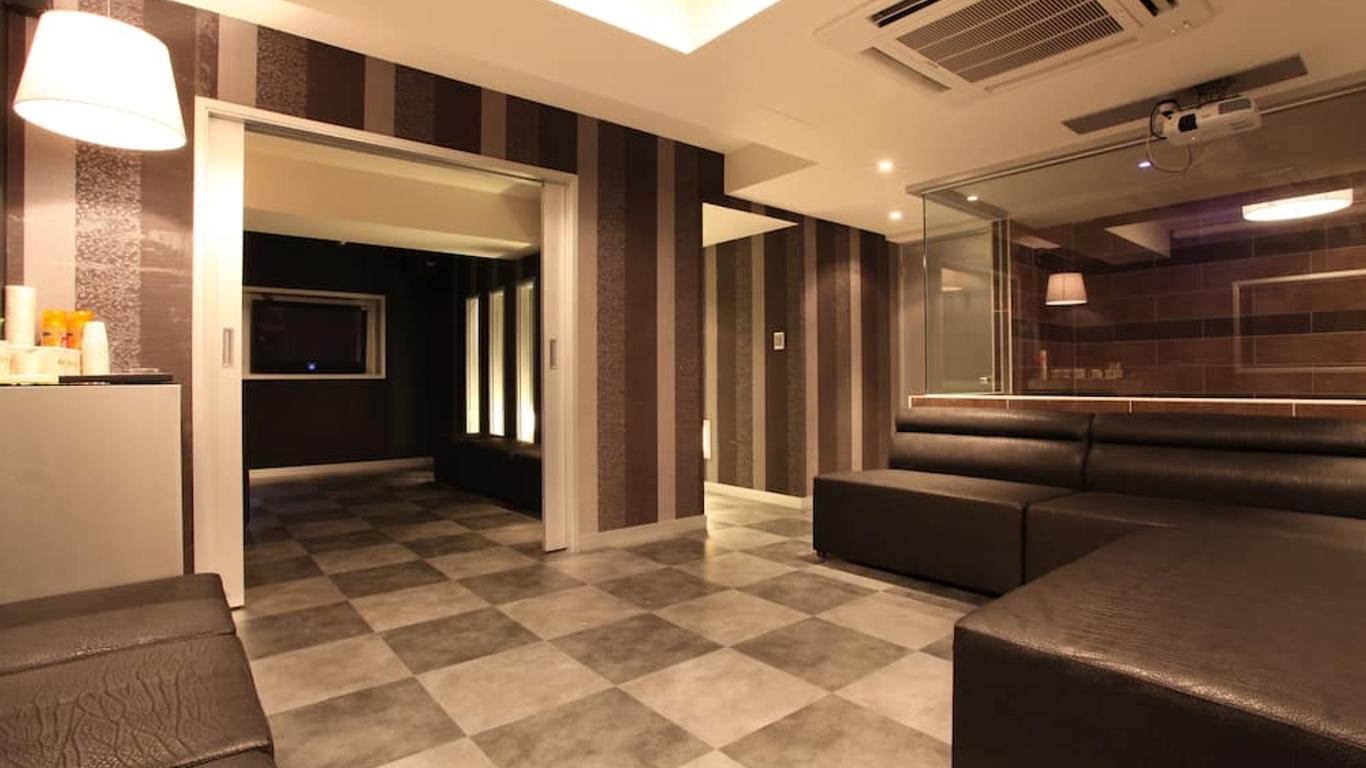 Hotel April 2nd