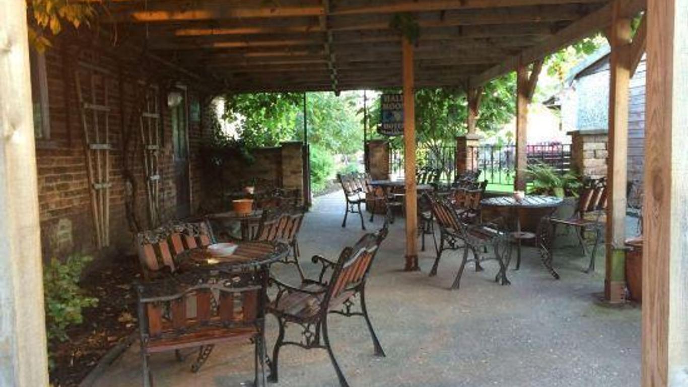 Half Moon Hotel And Restaurant