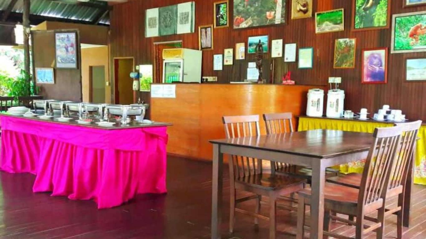 Sukau Backpackers B&b