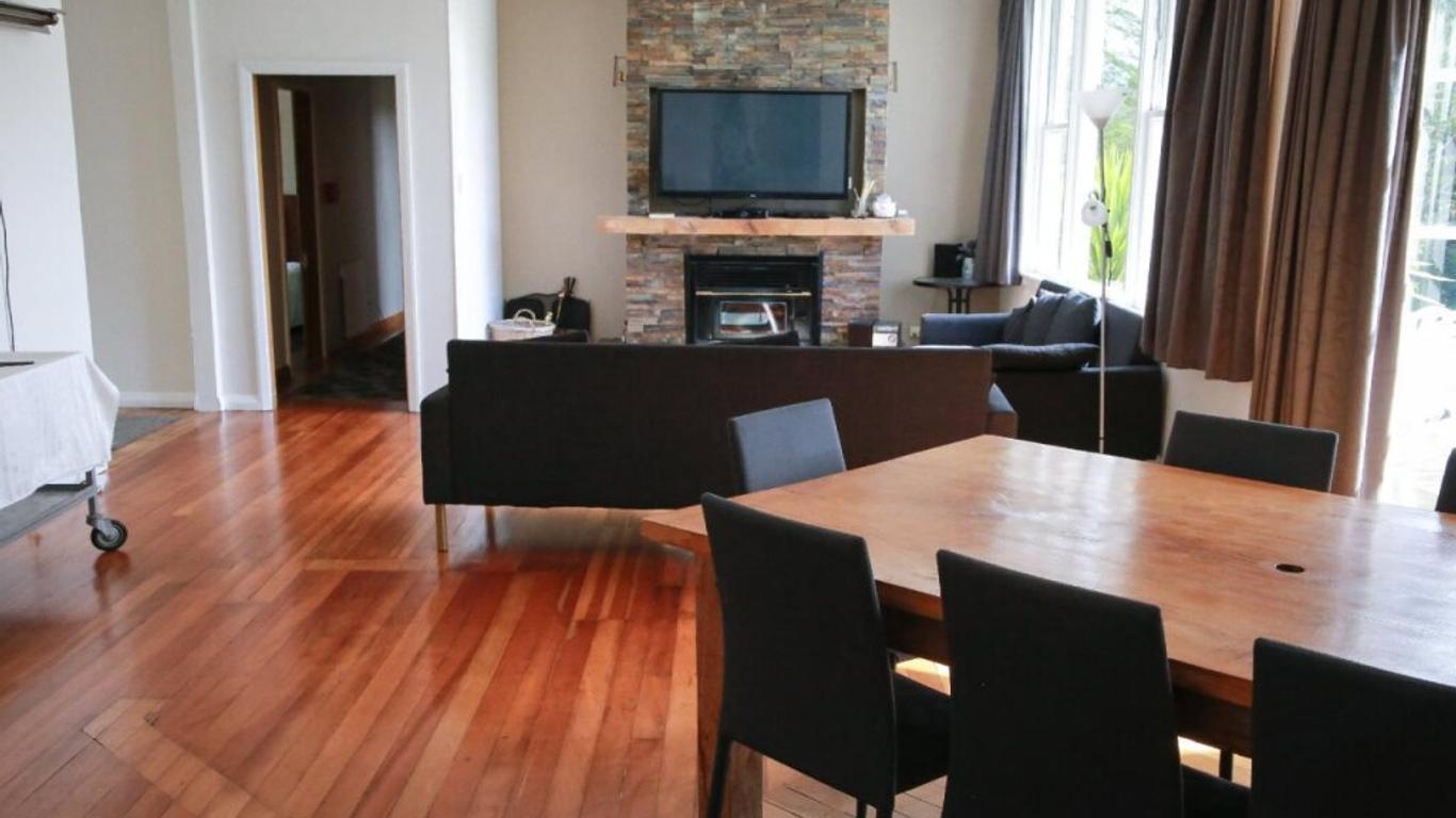 Snowy Waters Lodge & Tours
