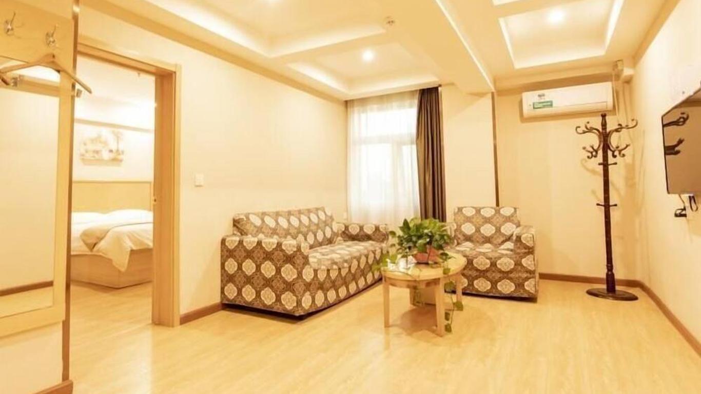 Greentree Inn Henan Zhumadian Xincai Yueliang Bay Business Hotel.