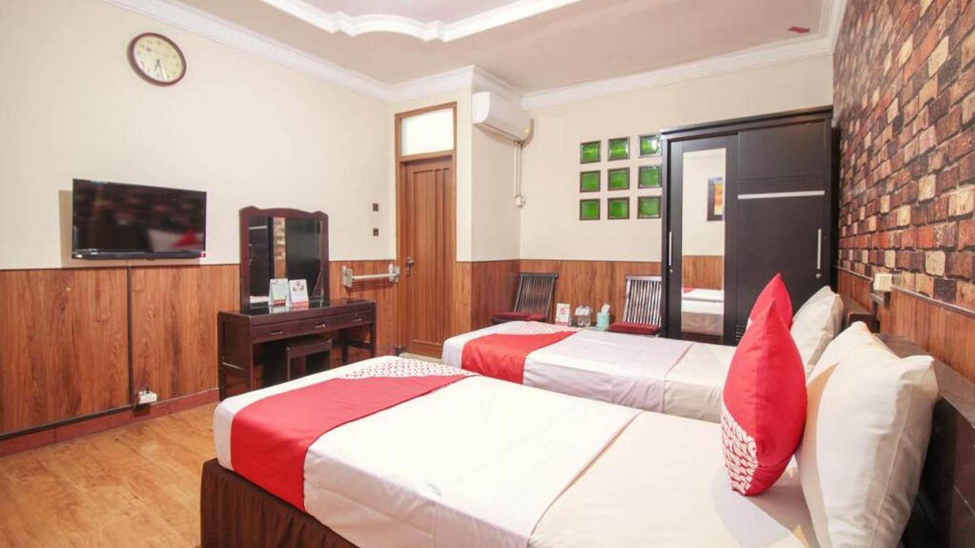 RedDoorz Plus Near Riau Street
