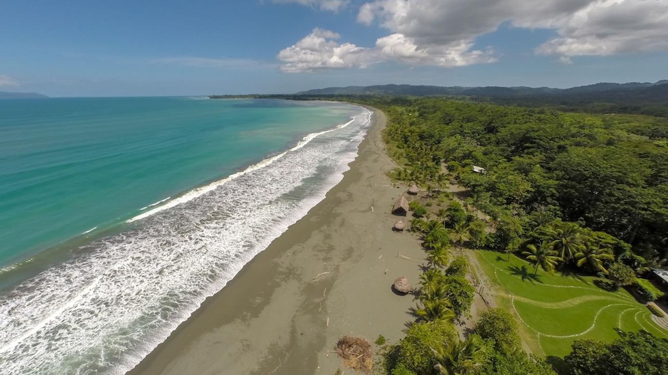 Iguana Lodge Beach Resort