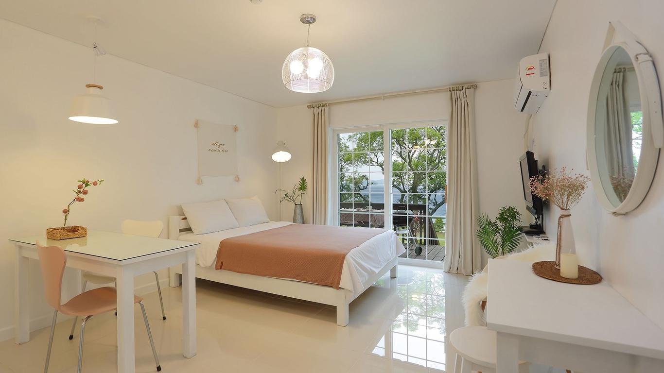 Taean (Anmyeondo) Howl Pension