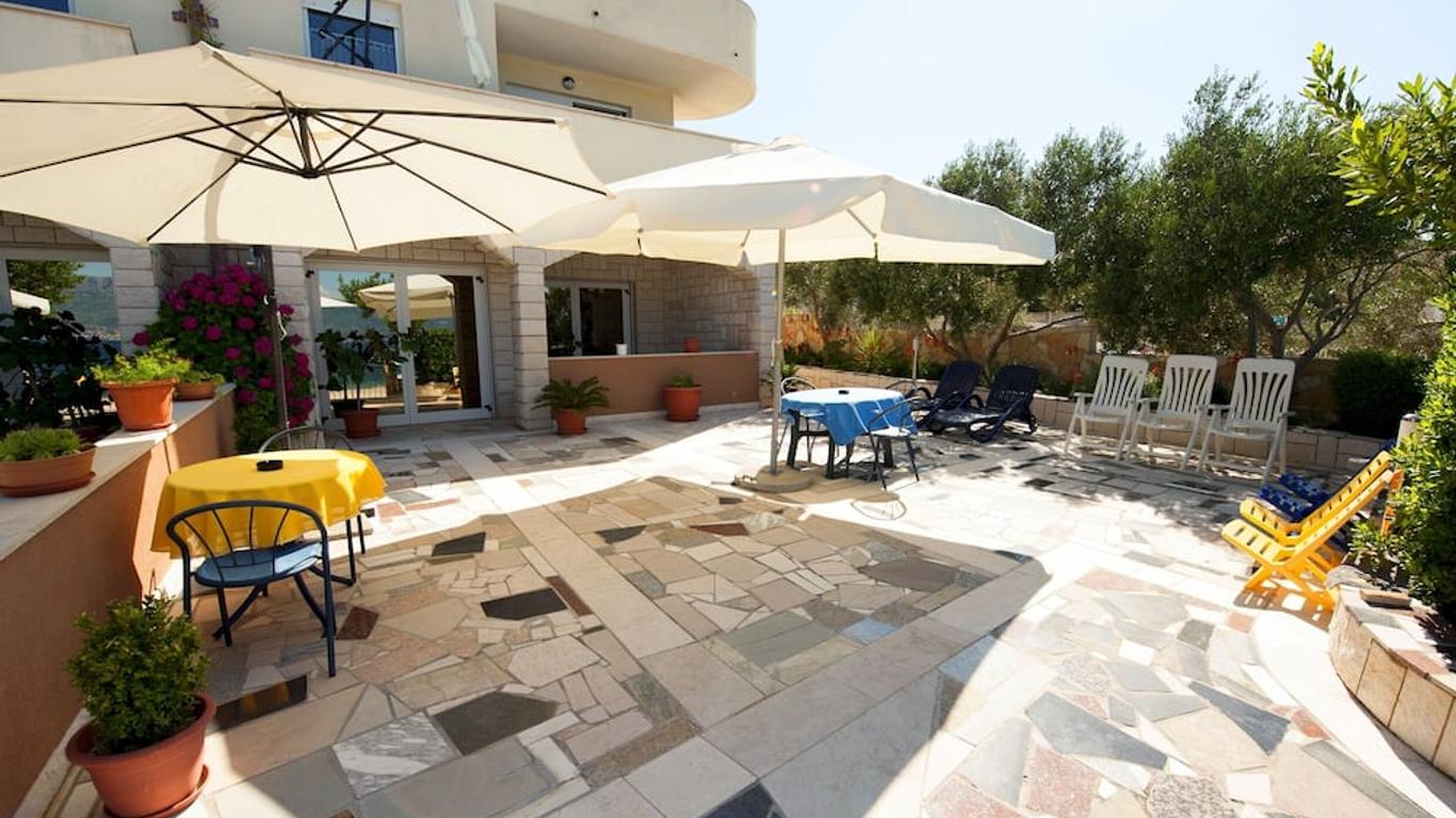 Apartments by the sea Slatine, Ciovo - 1139