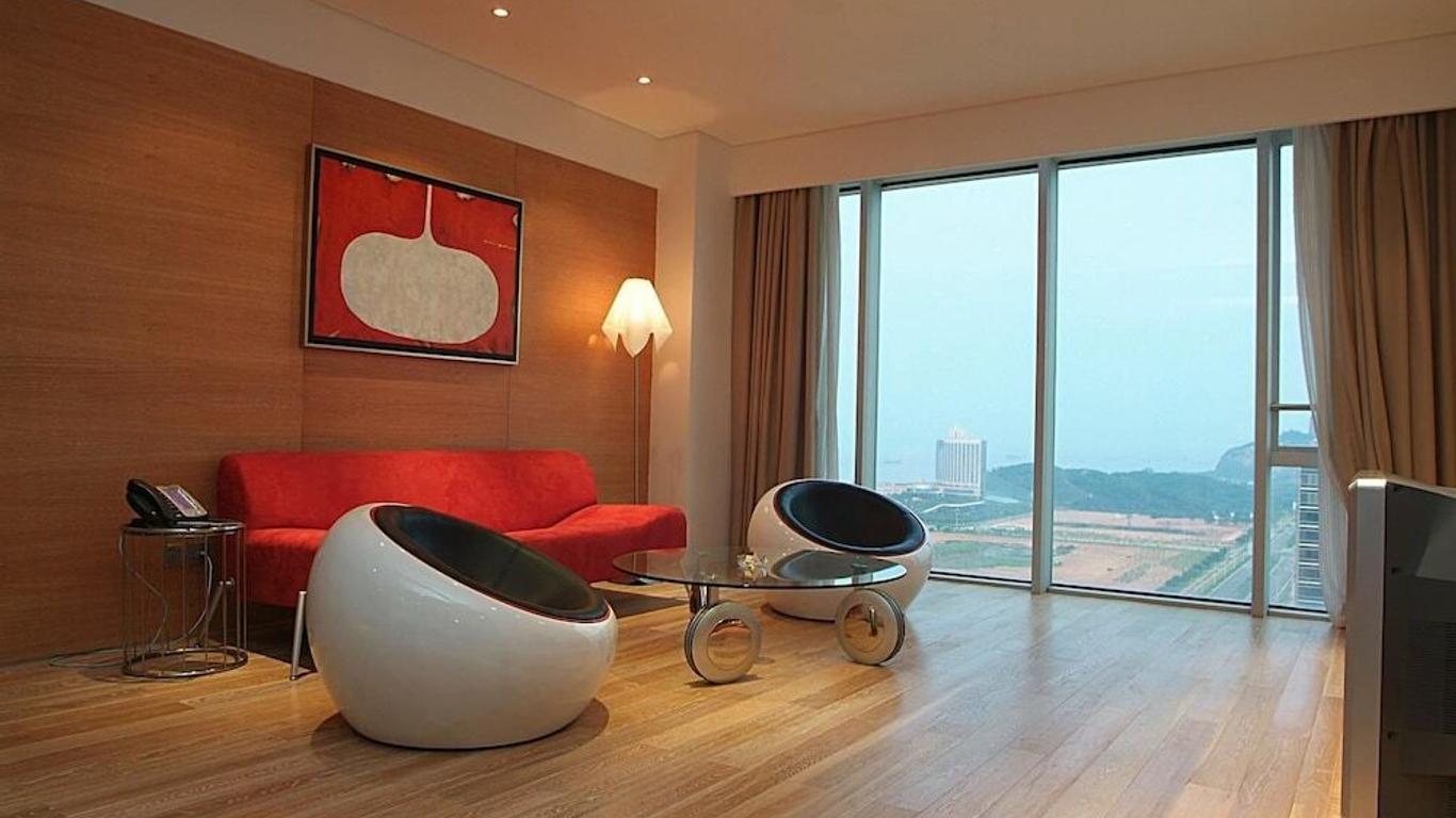 Pearl River Delta World Trade Center Tow
