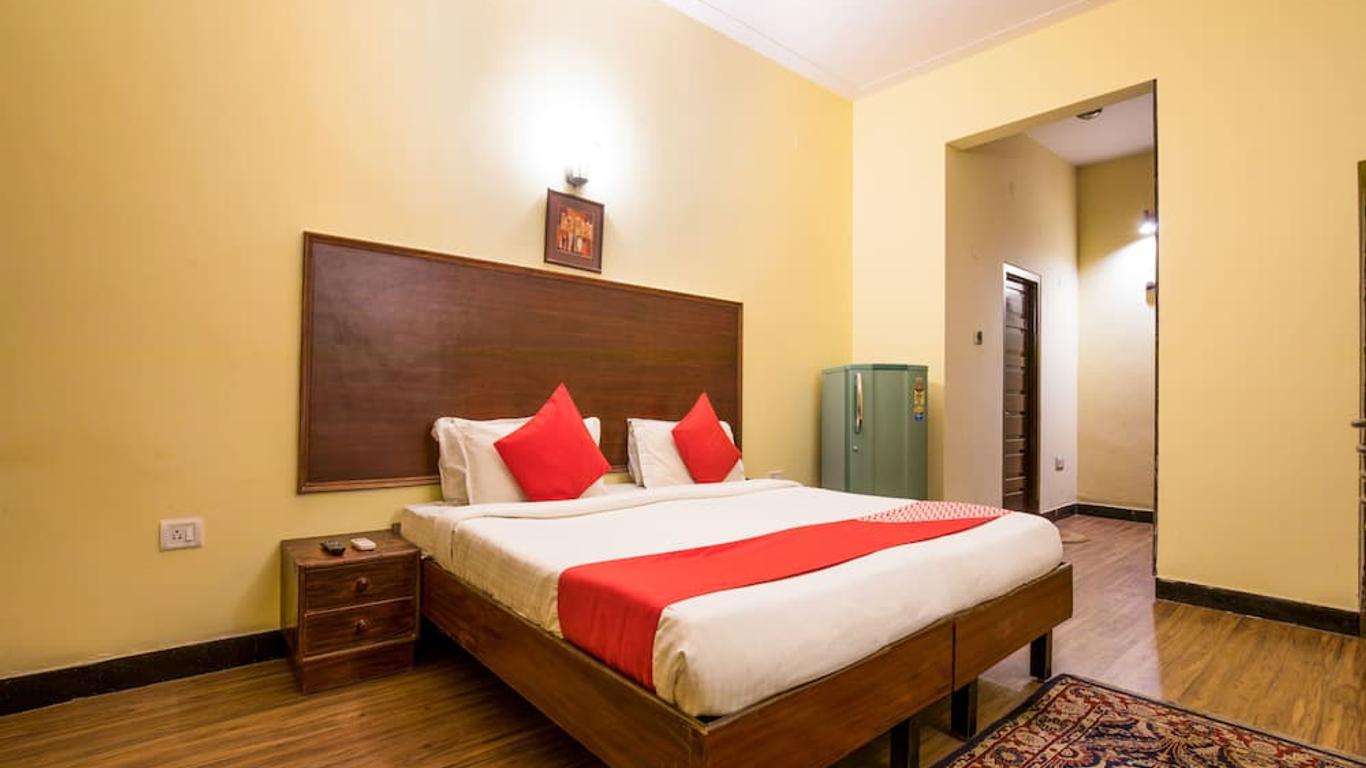 Oyo 840 Apartment Near Gvk Mall