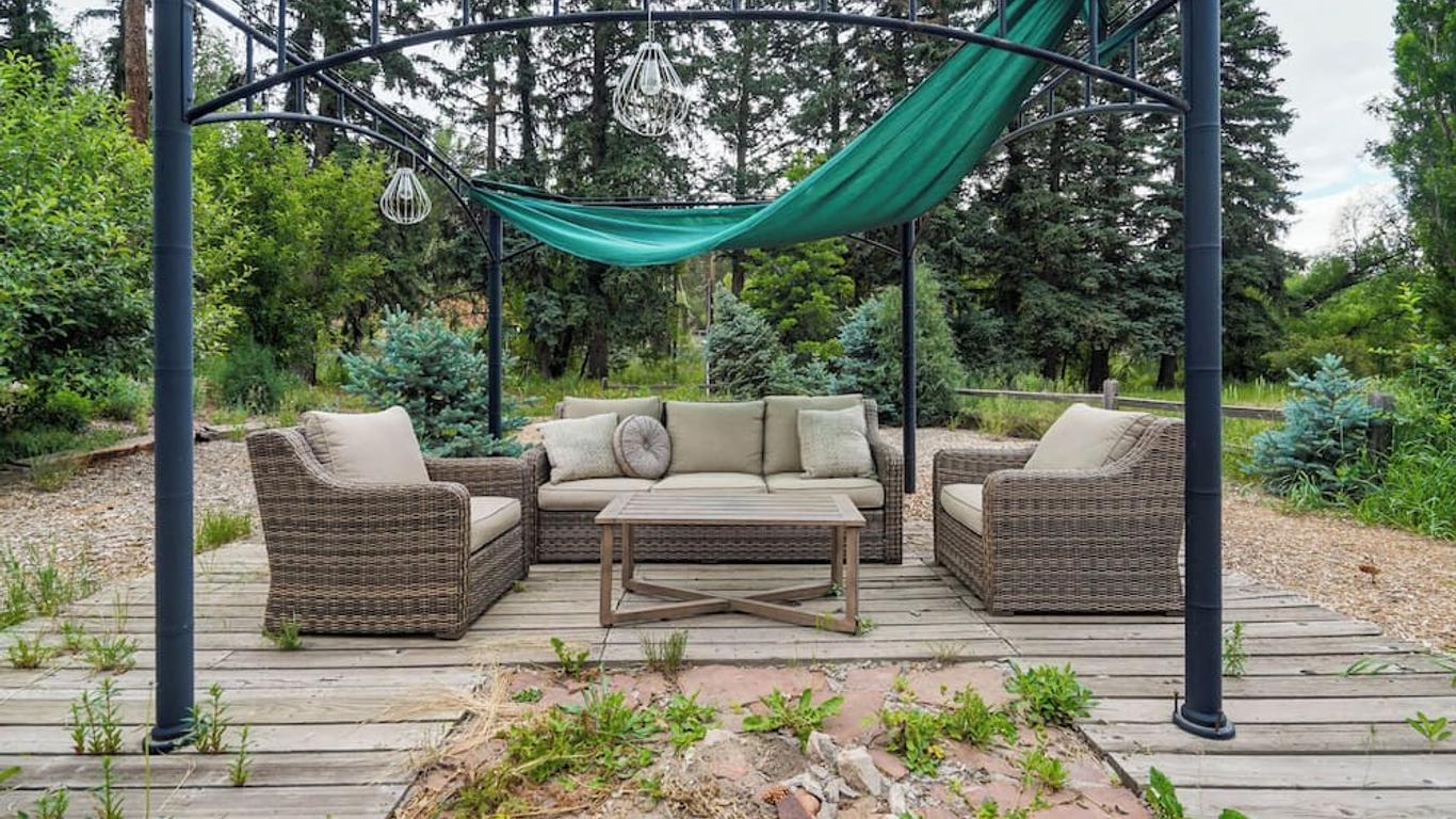 Cozy Creekside Cottage at Entrance to Pikes Peak