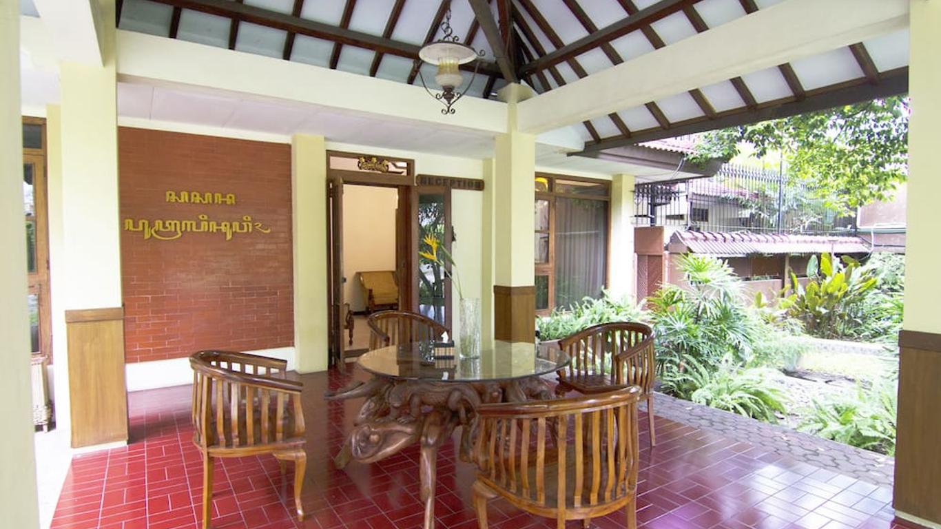 OYO 261 Sasono Putro Guest House