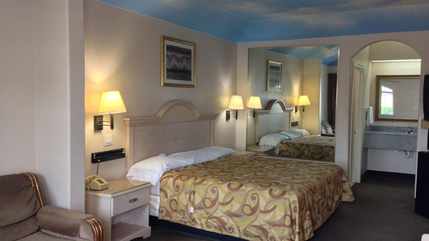 Camelot Inn & Suites