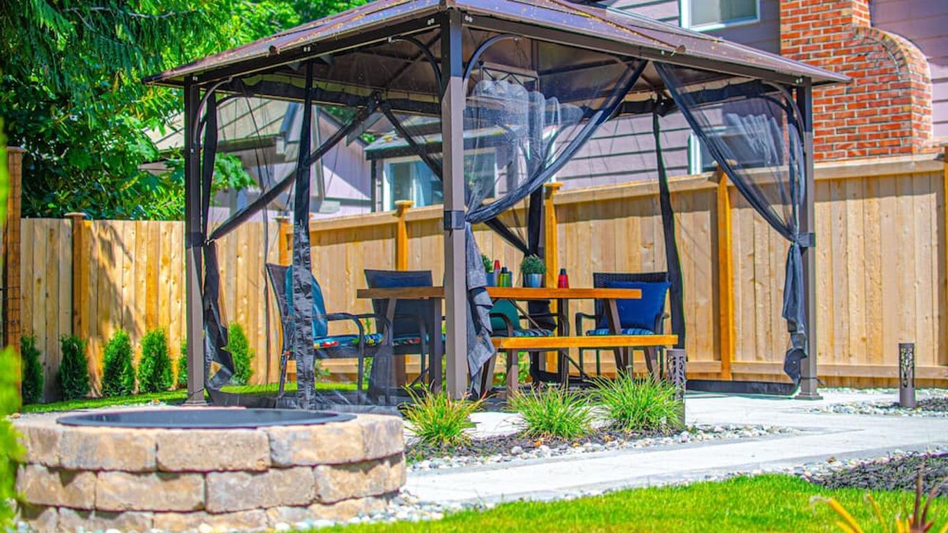 The Retreat - 2 Bedroom 1 Bath! Over 1k Square Feet!