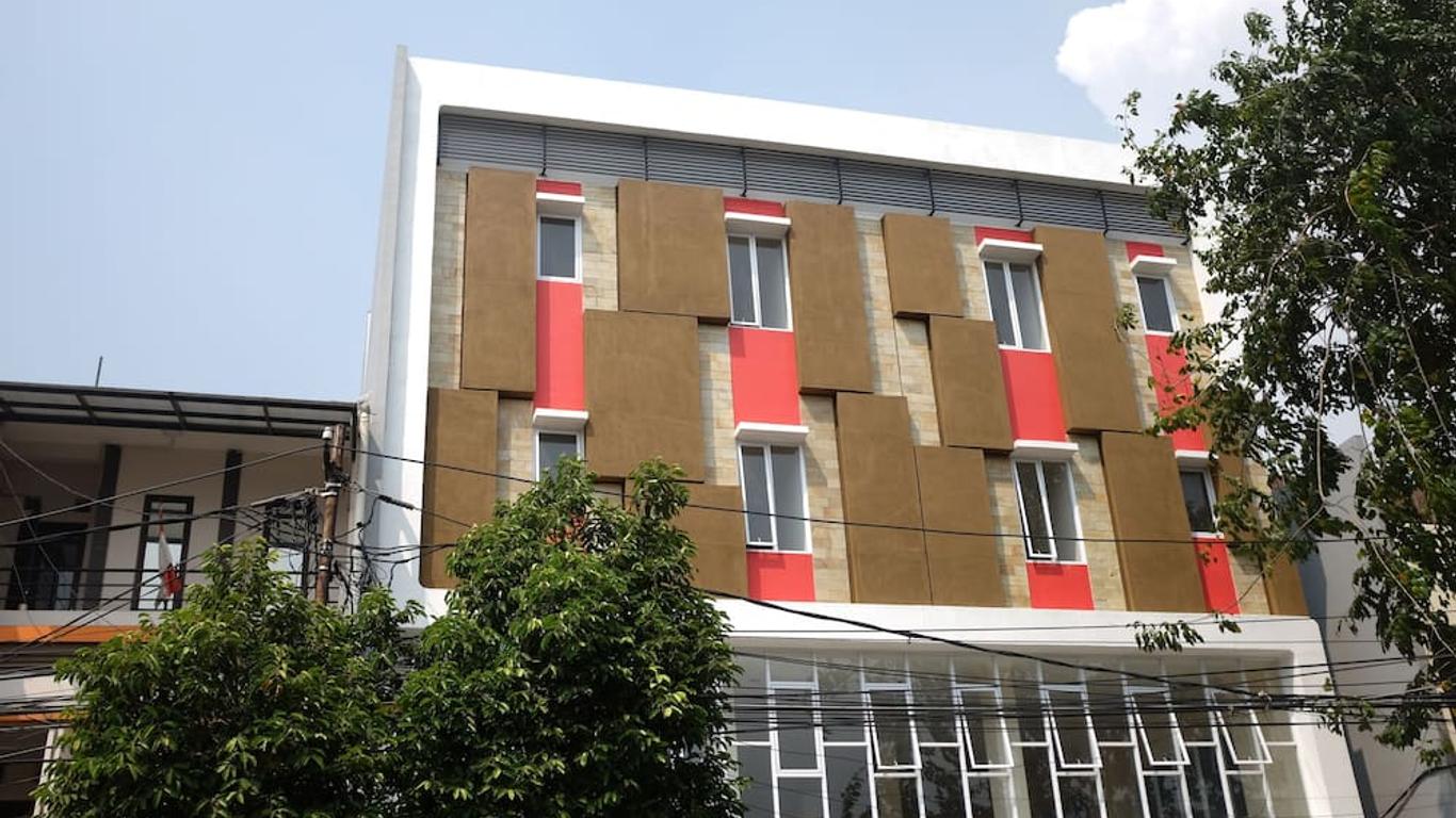 RedDoorz Plus near Mall Ciputra Jakarta