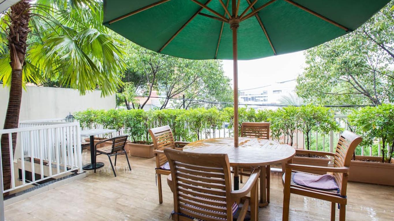 RedDoorz Plus near Pondok Indah Mall