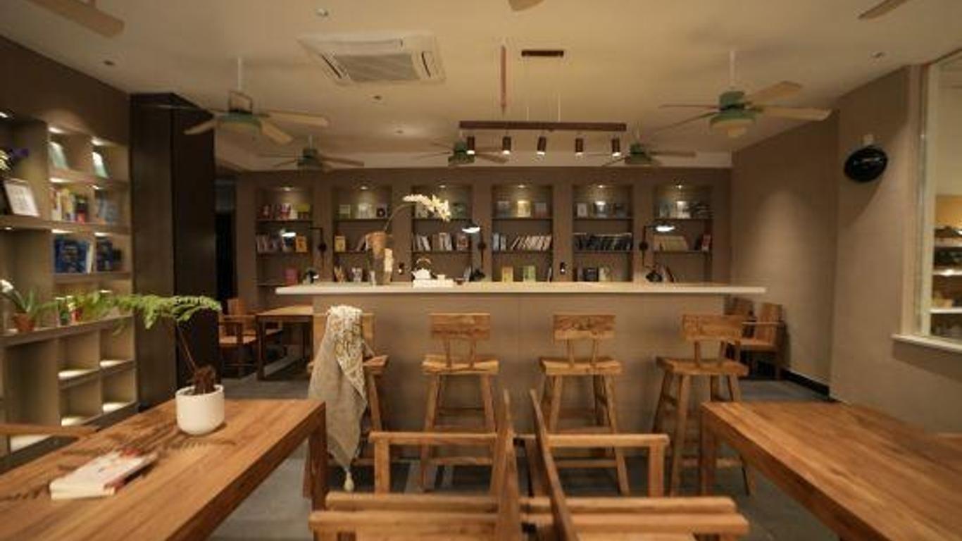 Moni Hotel Arts