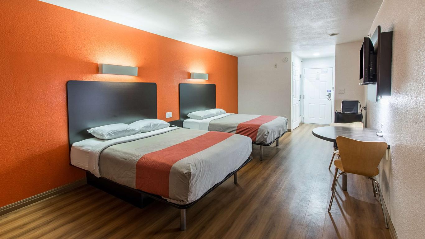 Motel 6 Hutchins