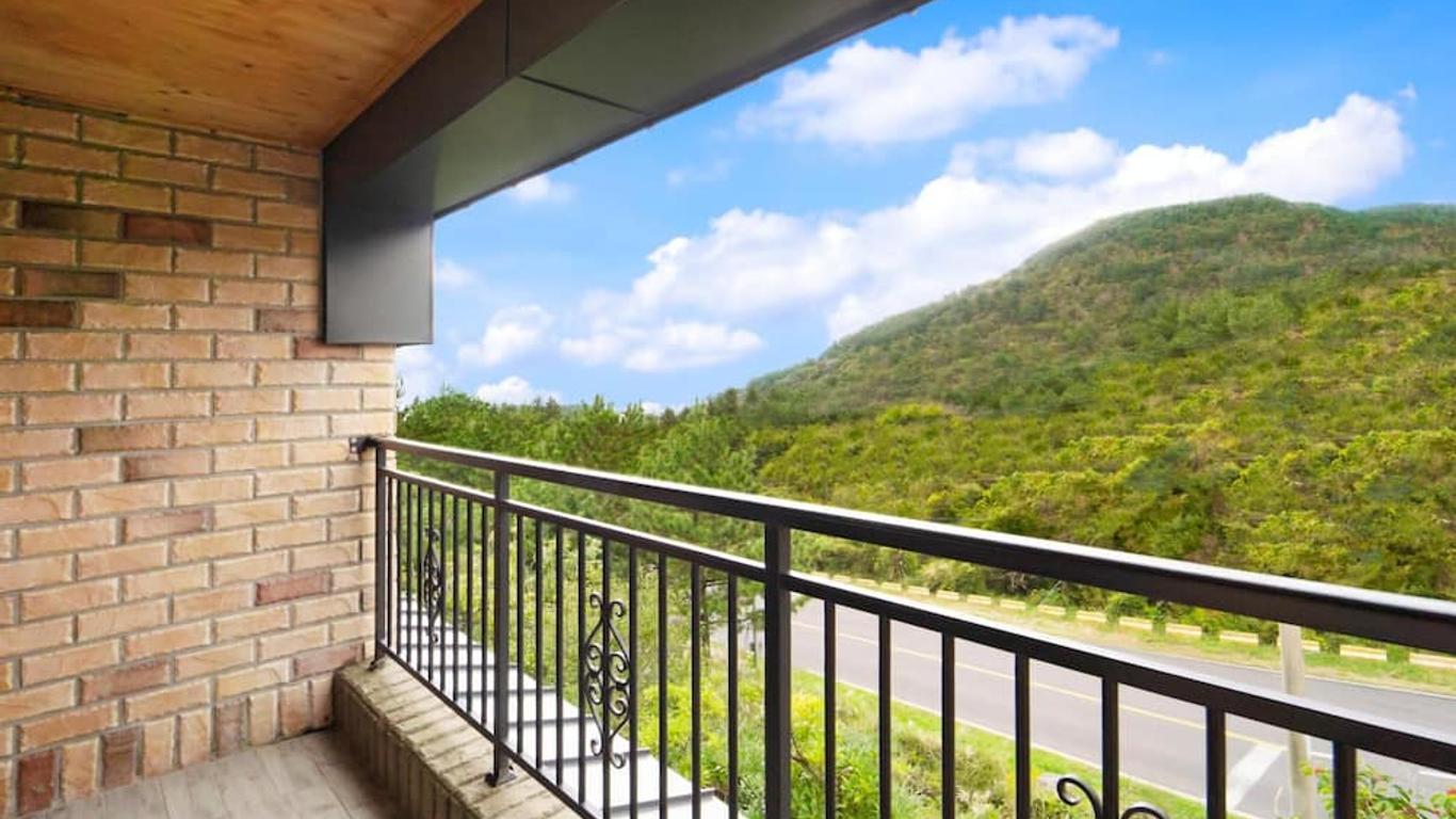 Jeju Gwaneumsa Ganeun gil Pension