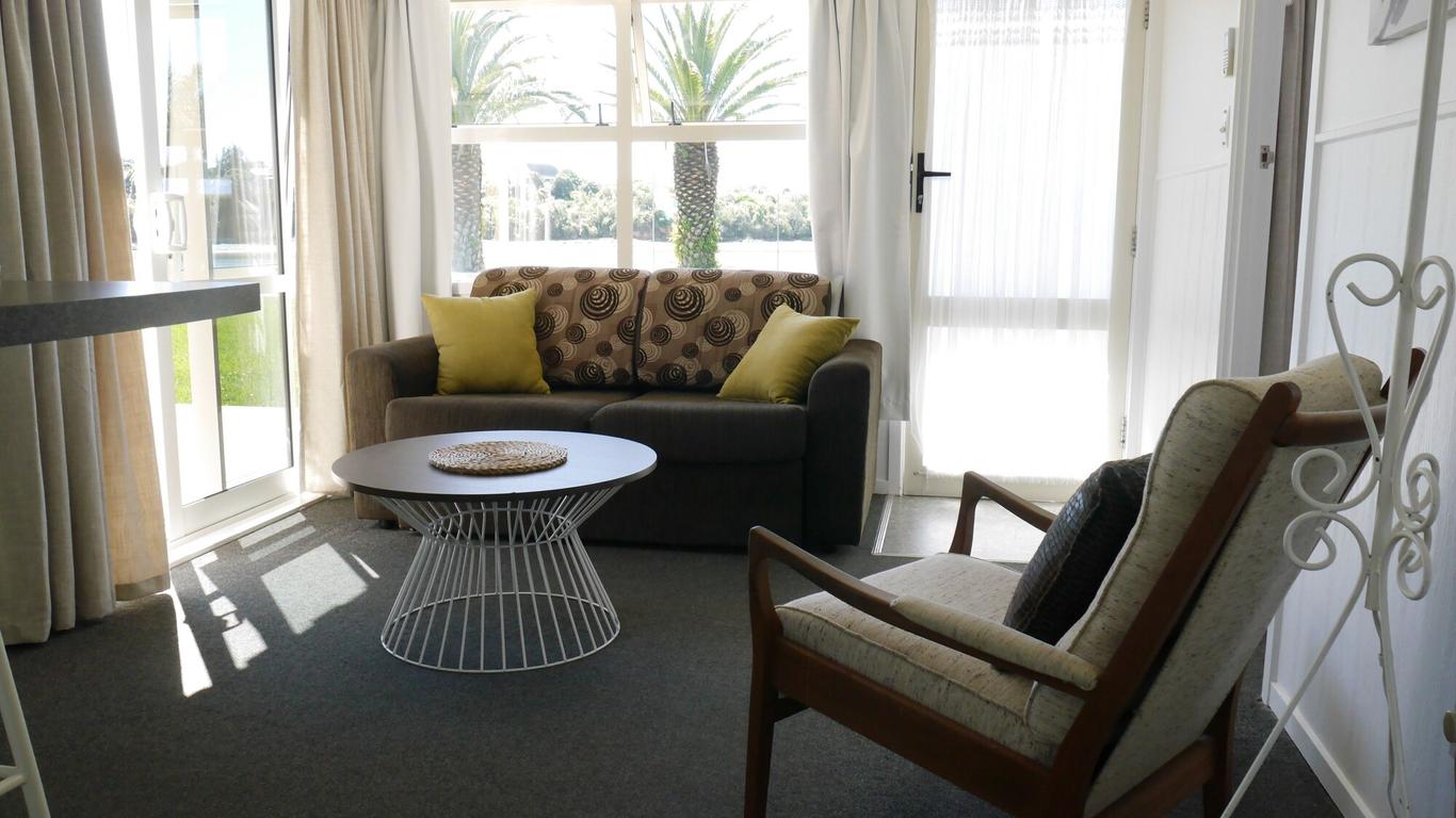 Raglan Palm Beach Motel