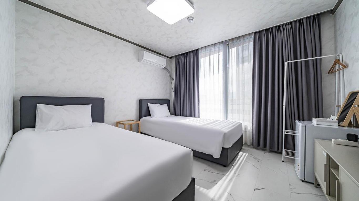 Sokcho Lighthouse Beach Motel
