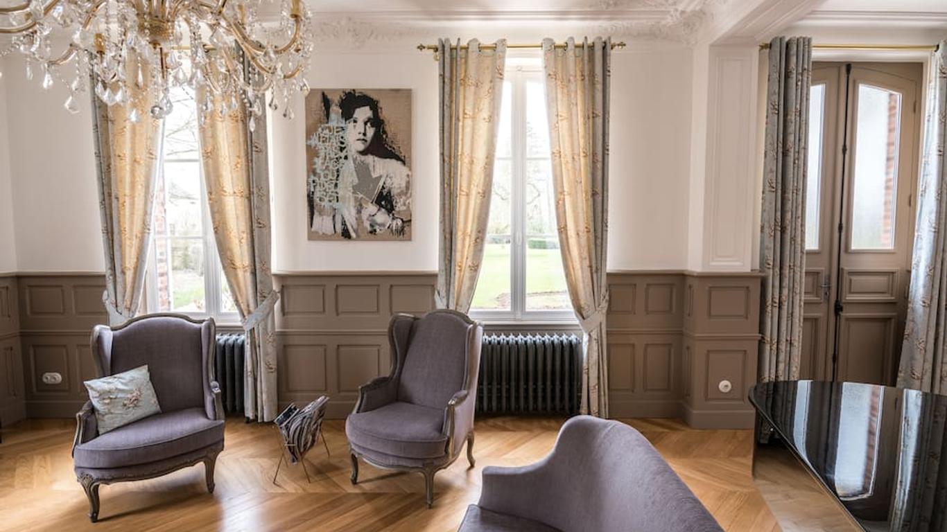 Chateau De Montabert