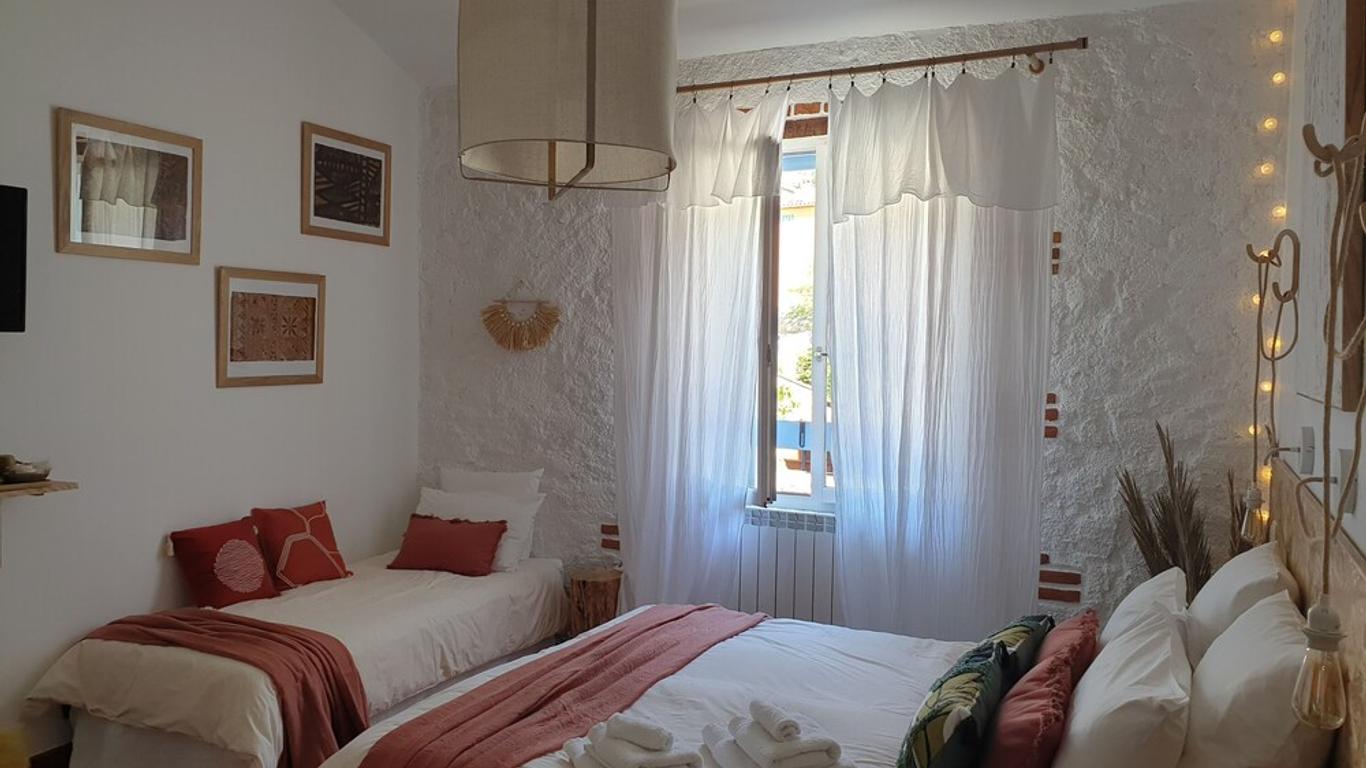 Chambres d'Hôtes et Gîtes- L'Abri sous Roche
