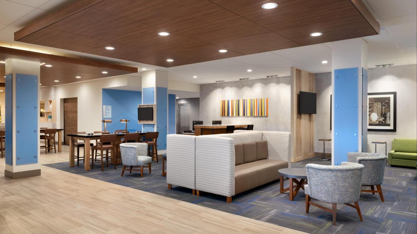 Holiday Inn Express & Suites Cincinnati South - Wilder