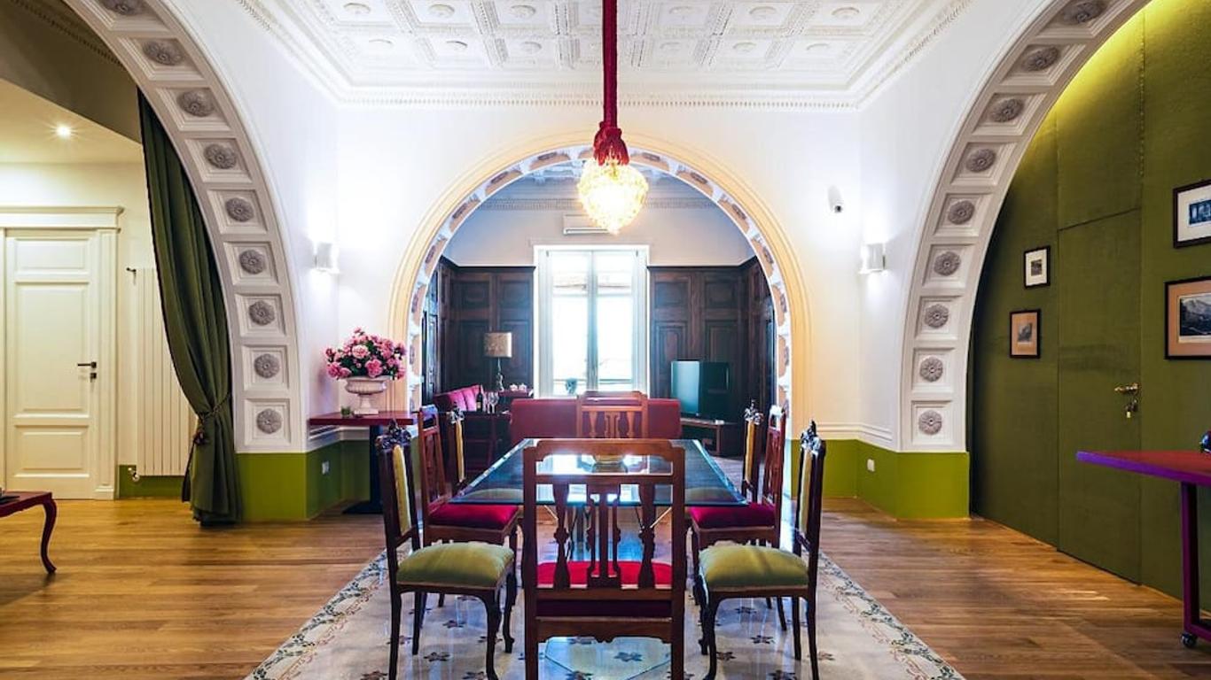 Donna Giulia, Luxury House