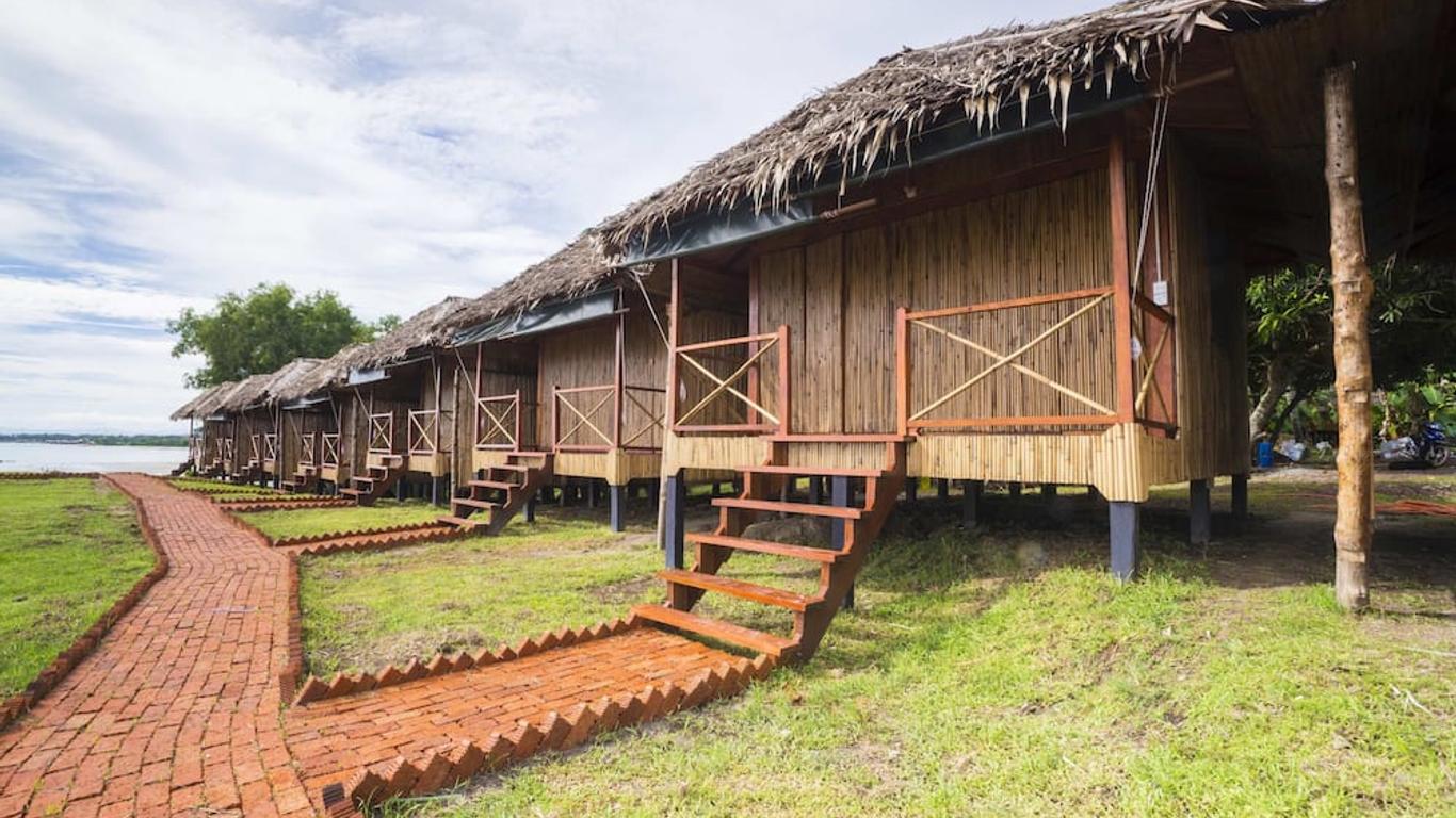 9 Huts on a Hill