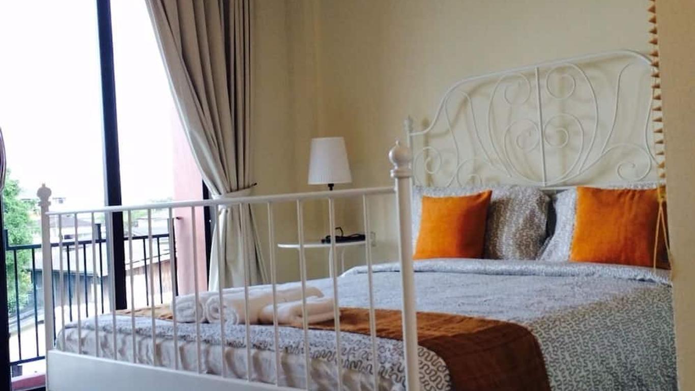 Montra-Nakhon Guest House