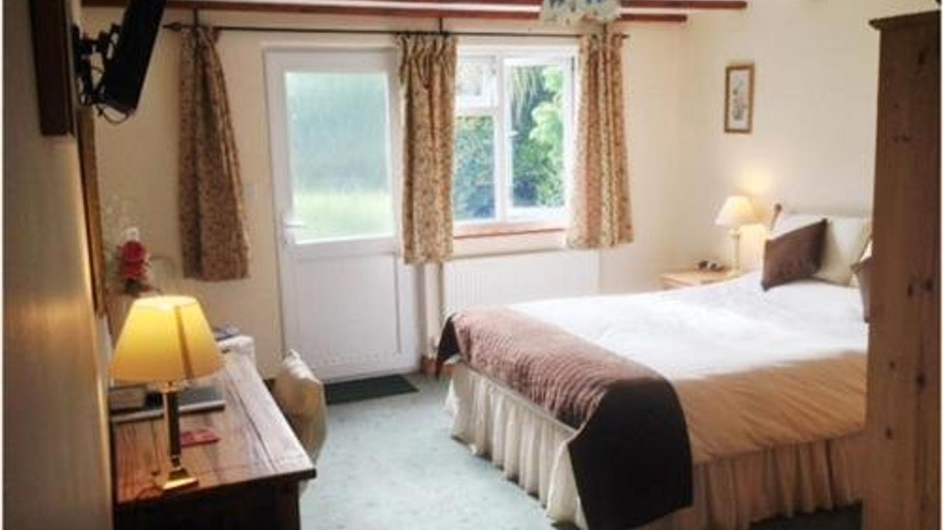 Crown House & Lodges B&B