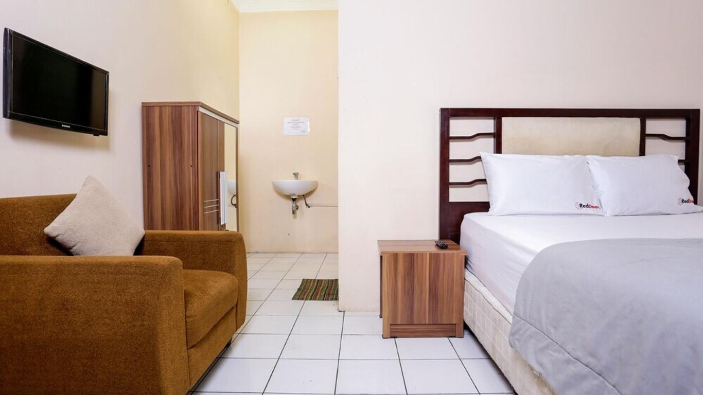 RedDoorz Near Metro Indah Mall