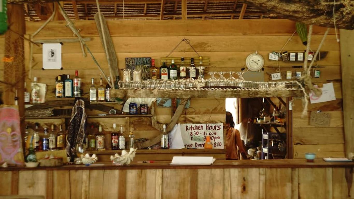 Driftwood Hostel and Bungalows